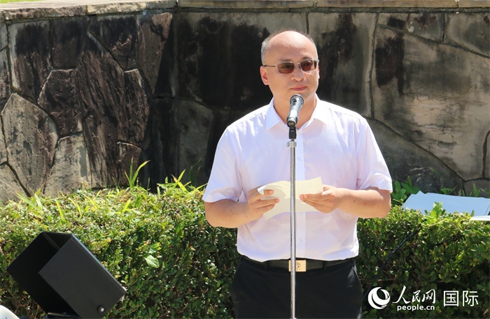 昆明市副市長安恩法在紀念儀式上致辭。人民網 許可攝