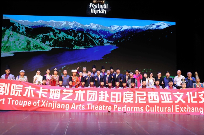 演出結(jié)束后陸慷大使和夫人及印尼官員與演職人員合影。中國(guó)駐印度尼西亞大使館供圖