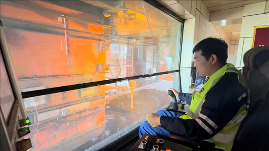 國家電投內(nèi)蒙古公司南露天煤礦裝車站司機石繼立的操縱下，一次性60噸的煤炭穩(wěn)穩(wěn)裝入車廂。人民網(wǎng) 金洪花攝