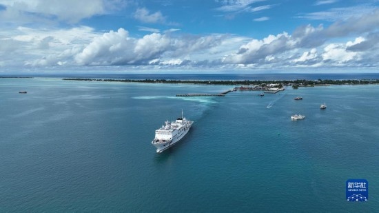 7月22日，中國海軍“和平方舟”號醫(yī)院船結束基里巴斯訪問，駛離塔拉瓦港。新華社發(fā)（桂江波 攝）