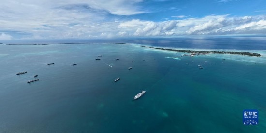 7月22日，中國海軍“和平方舟”號醫(yī)院船結束基里巴斯訪問，駛離塔拉瓦港。新華社發(fā)（桂江波 攝）