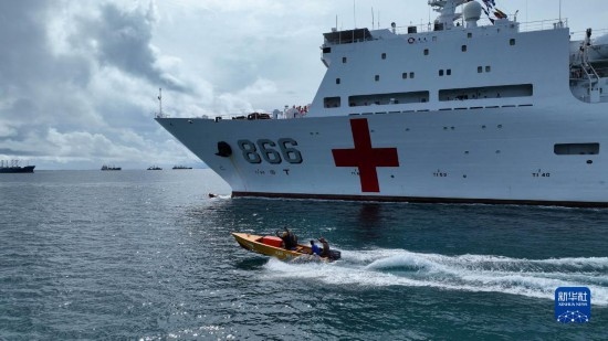 7月22日，中國海軍“和平方舟”號醫(yī)院船駛離塔拉瓦港途中，基里巴斯當地民眾駕船揮手告別。新華社發(fā)（桂江波 攝）
