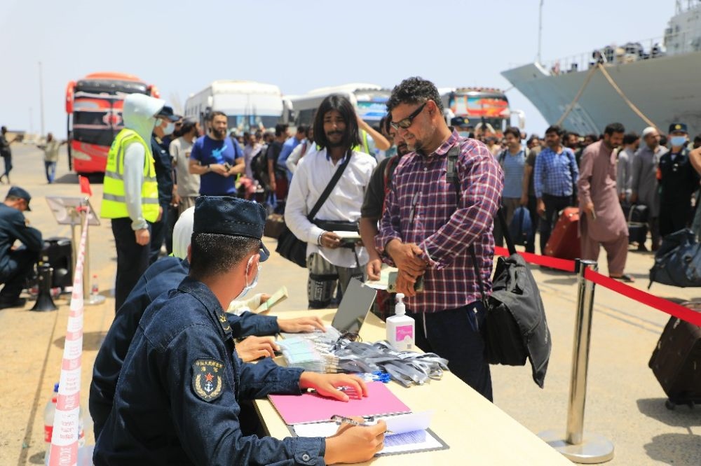 ↑2023年4月28日，從蘇丹撤離的外籍人員準備登艦。新華社發(fā)（李怡諾攝）