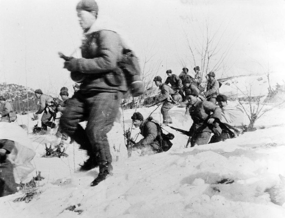 △中國人民志愿軍戰(zhàn)士向美軍進攻的情形（1951年攝）。