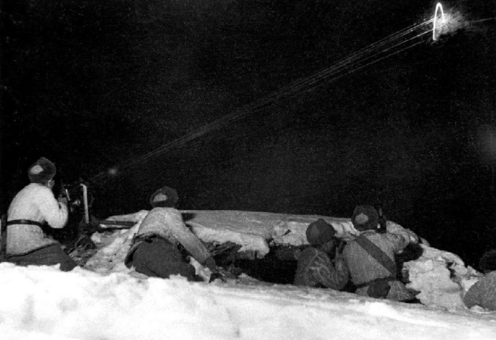  ↑1950年12月，在朝鮮長津湖，中國人民志愿軍第27軍連隊機槍手向美軍陣地射擊。新華社發(fā)（張崇岫 攝）