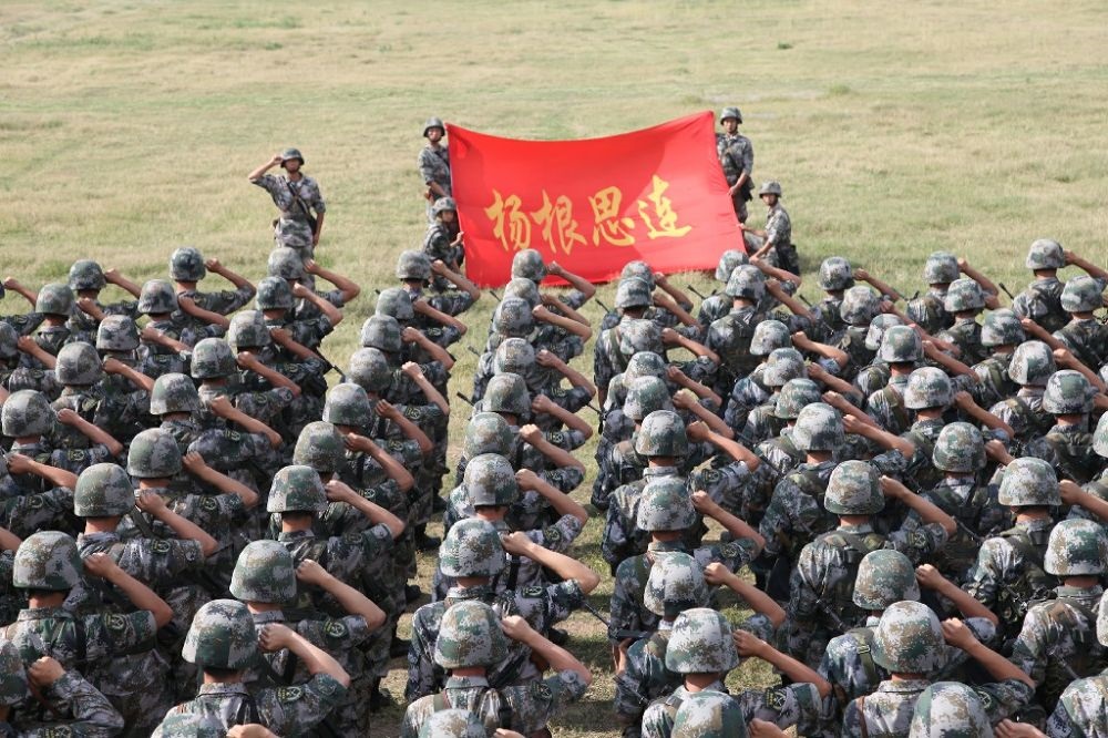 ↑“楊根思連”官兵執(zhí)行任務前向連旗宣誓（資料照片）。新華社發(fā)