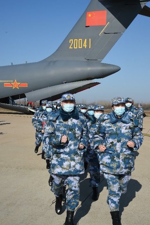 ↑2020年2月17日，一批軍隊支援湖北醫(yī)療隊員抵達武漢天河機場。新華社記者 黎云 攝