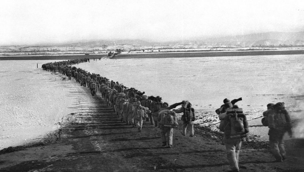 ↑1950年10月19日，中國人民志愿軍雄赳赳、氣昂昂跨過鴨綠江，和朝鮮人民一道共同抗擊侵略者。新華社發(fā)（黎民 攝）