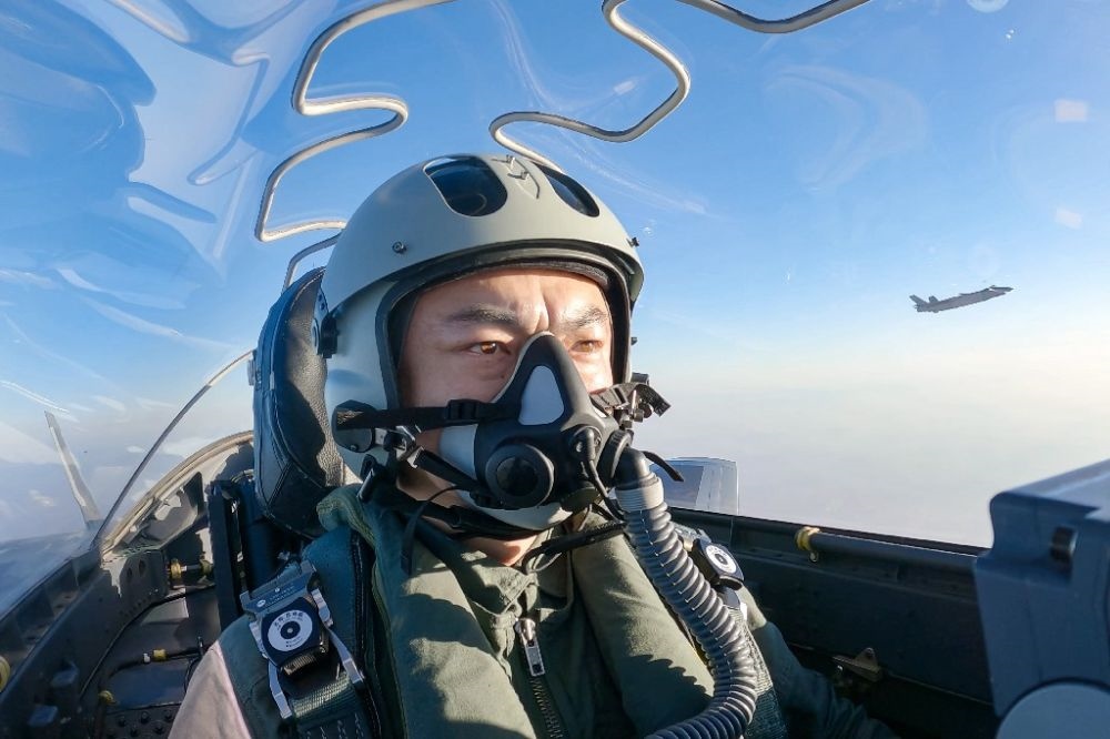 ↑全國人大代表、“強軍先鋒飛行大隊”大隊長高中強進行編隊飛行訓練（2023年2月9日攝）。新華社發(fā)（姜皓元 攝）