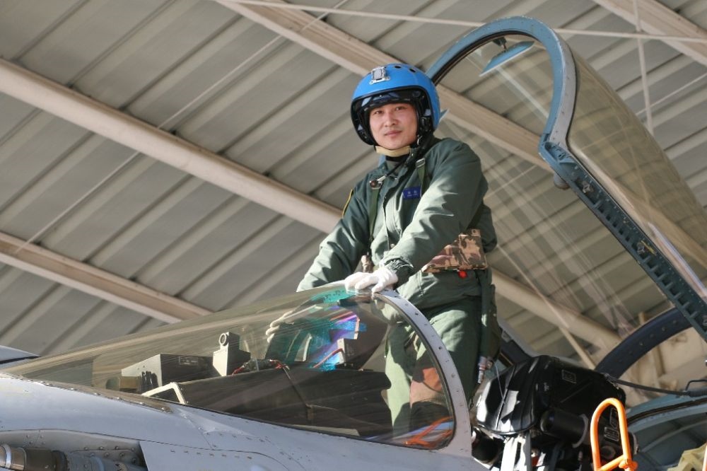 ↑海軍某艦載航空兵部隊原一級飛行員張超（2016年1月27日攝）。新華社發(fā)