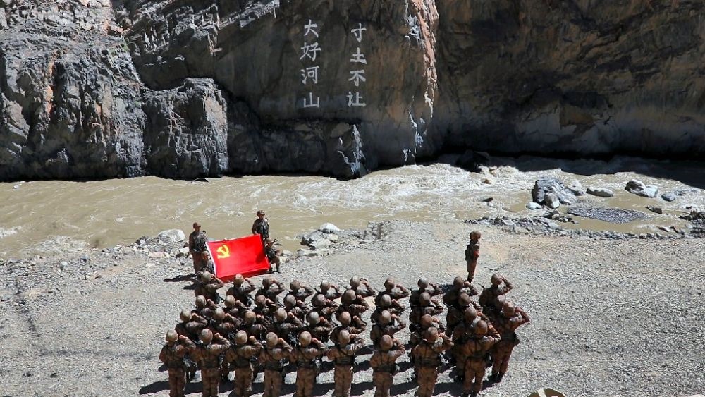 ↑某邊防團官兵在“大好河山 寸土不讓”標語前舉行重溫入黨誓詞儀式（資料照片）。新華社發(fā)（鄭曉林 攝）