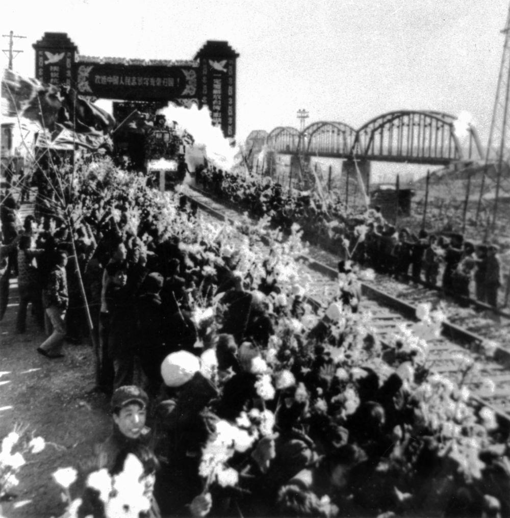 △1958年10月26日，列車駛過鴨綠江畔的凱旋門，中國人民志愿軍戰(zhàn)士回到祖國懷抱。