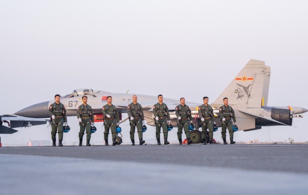 ↑海軍航空大學某基地艦載機飛行教官群體（2021年12月11日攝）。新華社發(fā)（萬全 攝）