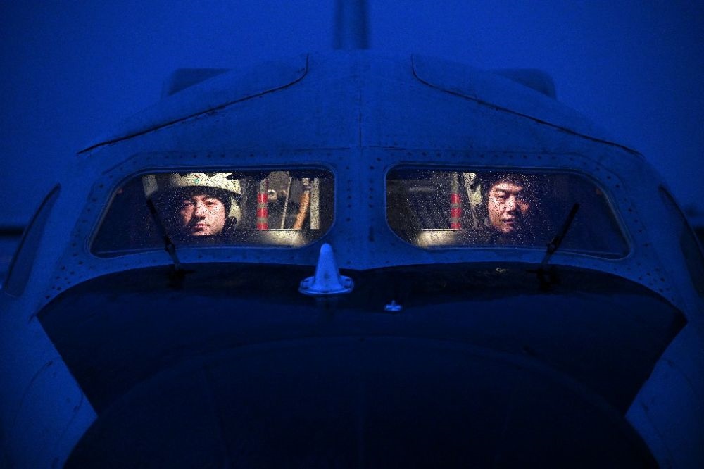 ↑空軍航空兵某團飛行二大隊飛行員準備夜間飛行（2023年2月17日攝）。新華社發(fā)（余紅春 攝）