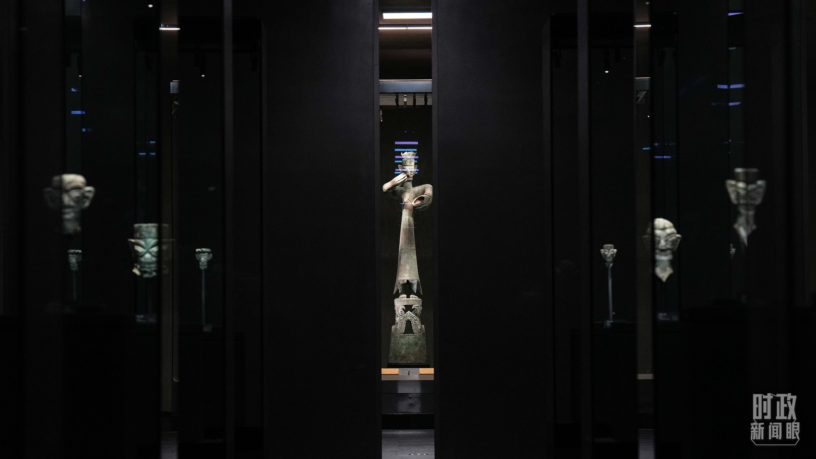 △三星堆出土的青銅大立人像。（總臺國廣記者李晉拍攝）