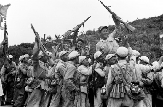  這是中國人民志愿軍和朝鮮人民軍一起歡慶戰(zhàn)斗勝利。新華社發(fā)（資料照片）