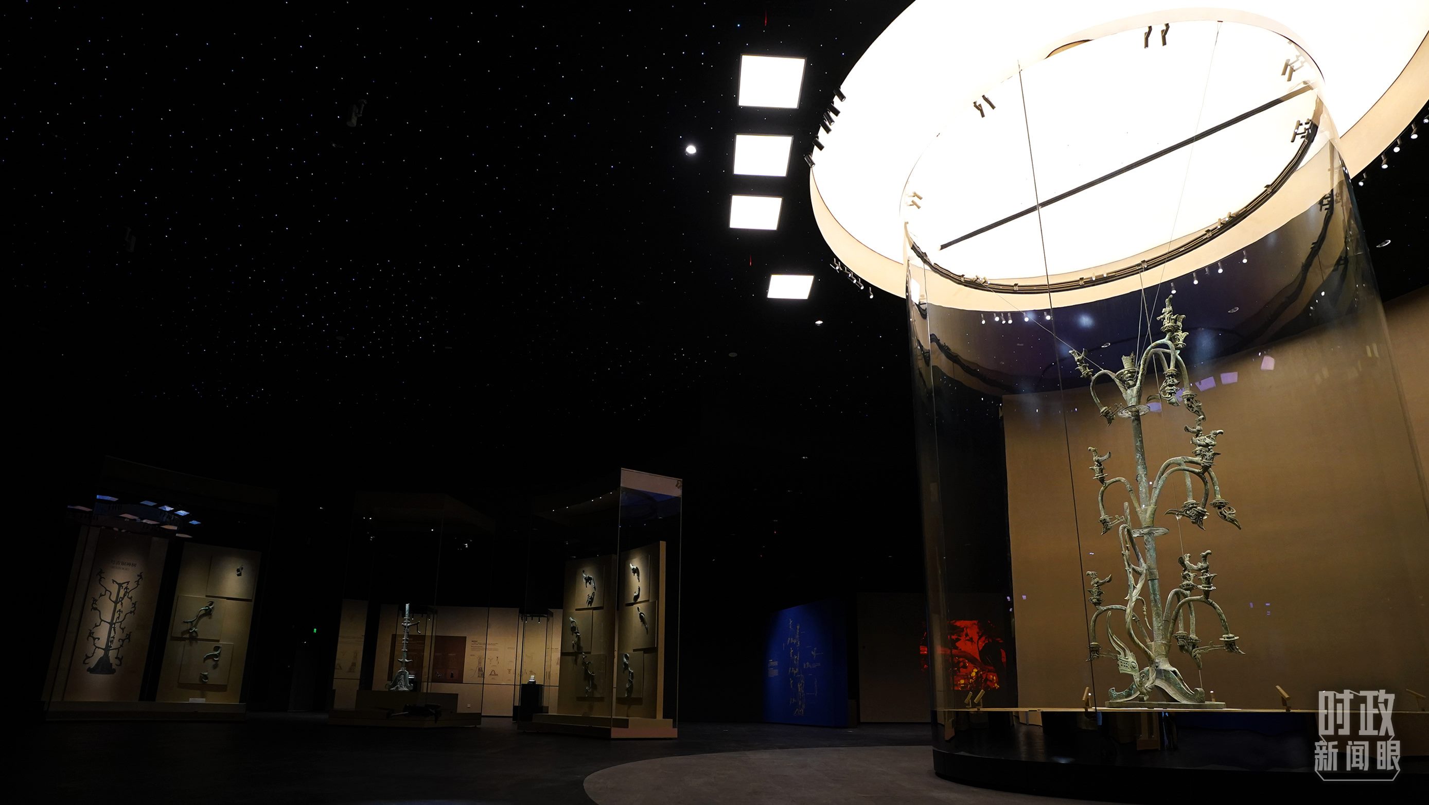 △三星堆出土的青銅神樹。（總臺國廣記者李晉拍攝）