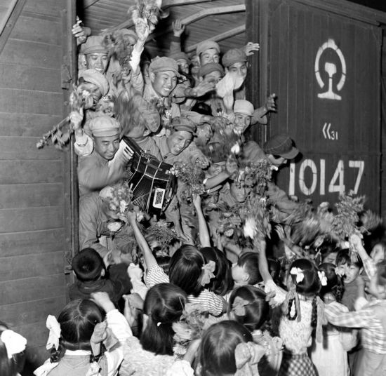 1954年，中國人民志愿軍歸國部隊抵達安東（今遼寧丹東），受到少先隊員的熱烈歡迎。新華社記者 王純德攝