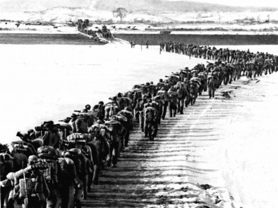 1950年，美帝國主義把侵略的戰(zhàn)火燒到了鴨綠江邊。為保家衛(wèi)國，中國人民的優(yōu)秀兒女組織起志愿軍，跨過鴨綠江，與朝鮮軍民一道英勇打擊美國侵略軍。新華社發(fā)（資料照片）