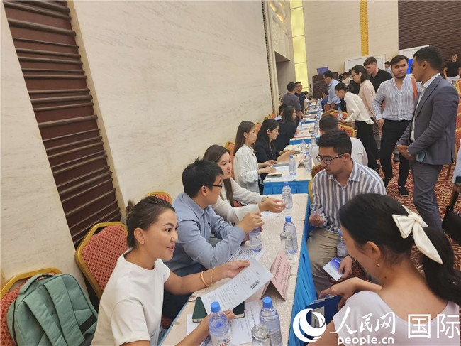 圖為中企代表與哈留華畢業(yè)生現(xiàn)場交流。人民網(wǎng)記者 李強(qiáng)攝