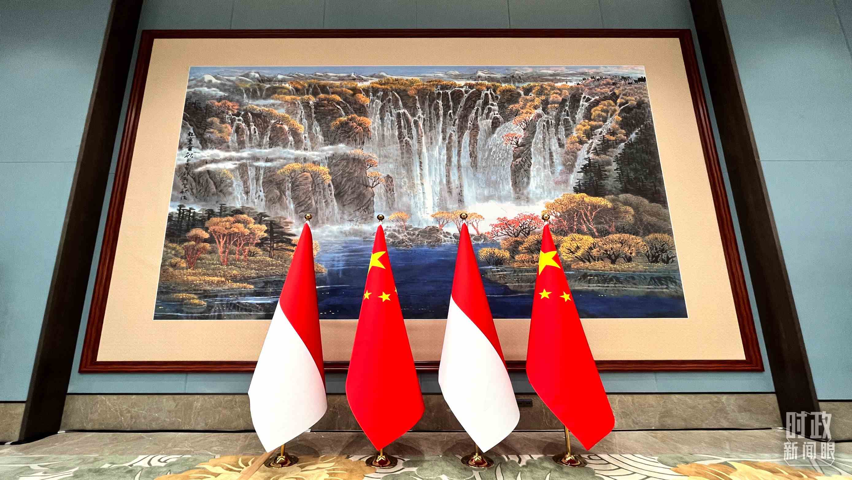 會(huì)見(jiàn)現(xiàn)場(chǎng)的中印尼兩國(guó)國(guó)旗。（總臺(tái)央視記者張垚拍攝）