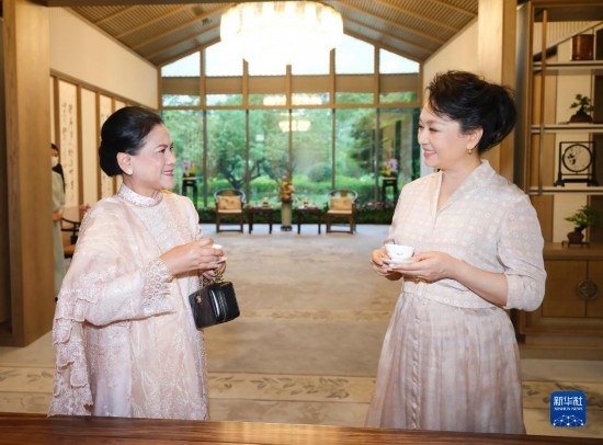  7月27日下午，國家主席習(xí)近平夫人彭麗媛在四川成都會見陪同印度尼西亞總統(tǒng)佐科來華出席第31屆世界大學(xué)生夏季運(yùn)動會開幕式并訪華的總統(tǒng)夫人伊莉亞娜。這是彭麗媛邀請伊莉亞娜觀看茶藝表演，并同伊莉亞娜親切茶敘。新華社記者 丁林 攝