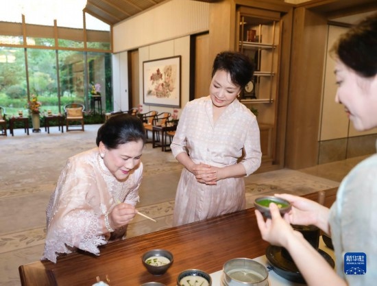 7月27日下午，國家主席習(xí)近平夫人彭麗媛在四川成都會見陪同印度尼西亞總統(tǒng)佐科來華出席第31屆世界大學(xué)生夏季運(yùn)動會開幕式并訪華的總統(tǒng)夫人伊莉亞娜。這是彭麗媛邀請伊莉亞娜觀看茶藝表演，并同伊莉亞娜親切茶敘。新華社記者 丁林 攝
