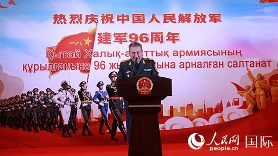 哈國(guó)防部副部長(zhǎng)卡馬列特季諾夫中將發(fā)表致辭。人民網(wǎng)記者 李強(qiáng)攝