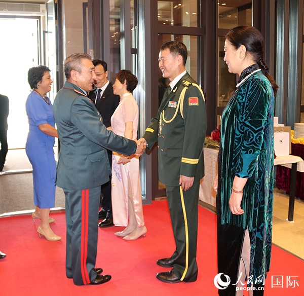 國(guó)防武官胡德君大校迎接賓客。人民網(wǎng)記者李強(qiáng)攝