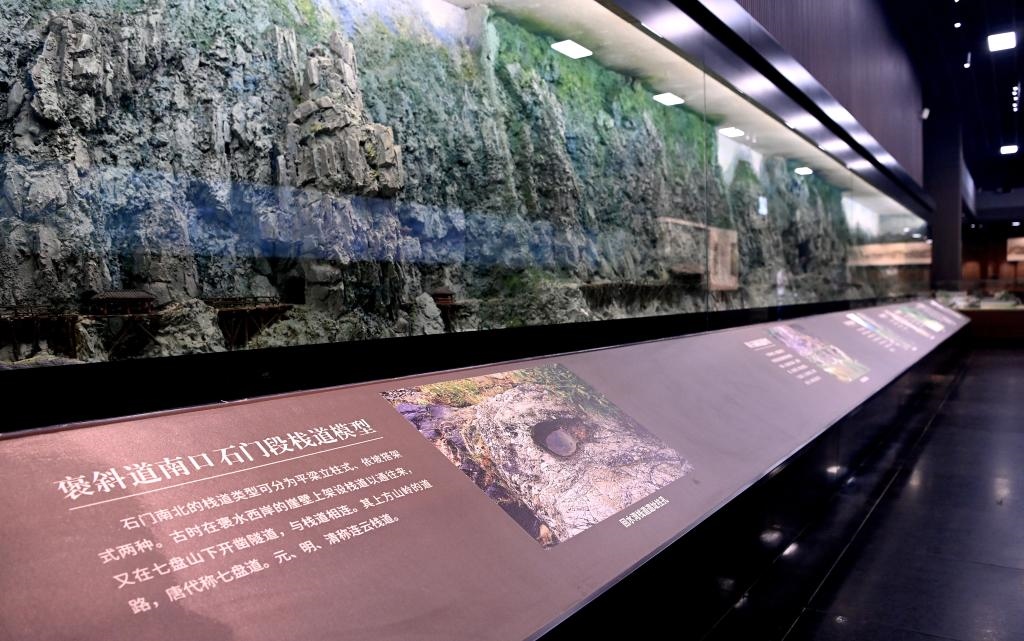 近日拍攝的陜西省漢中市博物館褒斜古棧道陳列室。新華社記者 劉瀟 攝