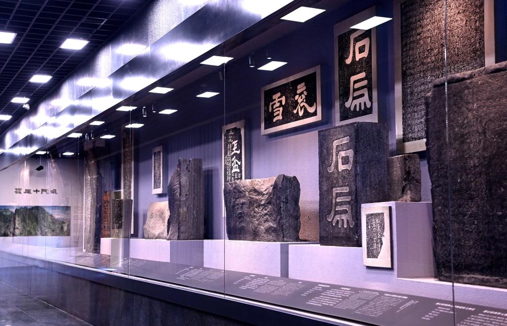 近日拍攝的陜西省漢中市博物館“石門(mén)十三品”陳列室。新華社記者 劉瀟 攝