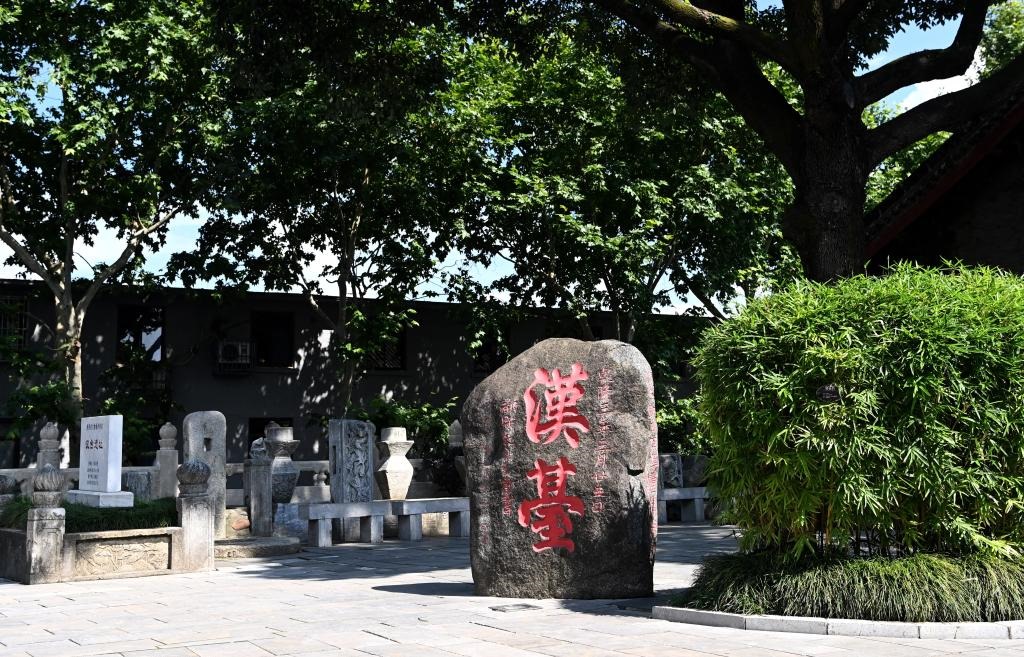 近日拍攝的陜西省漢中市博物館內(nèi)的“漢臺(tái)”石碑。新華社記者 劉瀟 攝