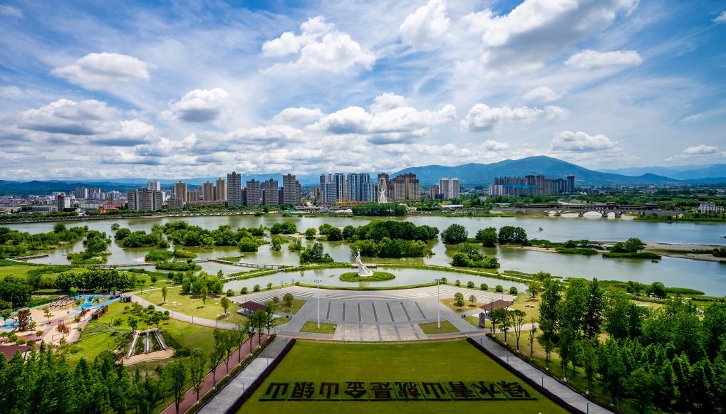 4月30日拍攝的天漢濕地公園景色。新華社發(fā)（李偉 攝）