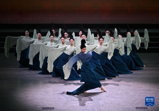 7月29日，演員在聯(lián)歡會現(xiàn)場表演《只此青綠》。新華社記者 蔡湘鑫 攝