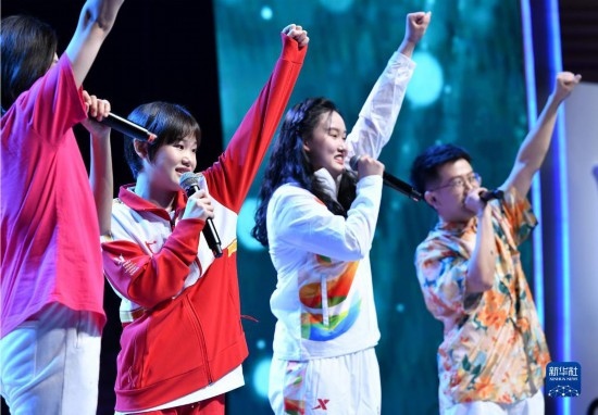 7月29日，中國運動員張家齊（左二）在聯(lián)歡會現(xiàn)場演唱。新華社記者 張端 攝