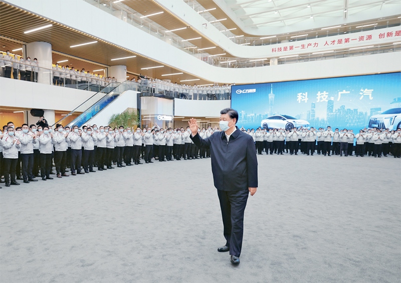 2023年4月10日至13日，中共中央總書記、國(guó)家主席、中央軍委主席習(xí)近平在廣東考察。這是12日下午，習(xí)近平在廣汽研究院向職工們揮手致意。 新華社記者 鞠鵬/攝