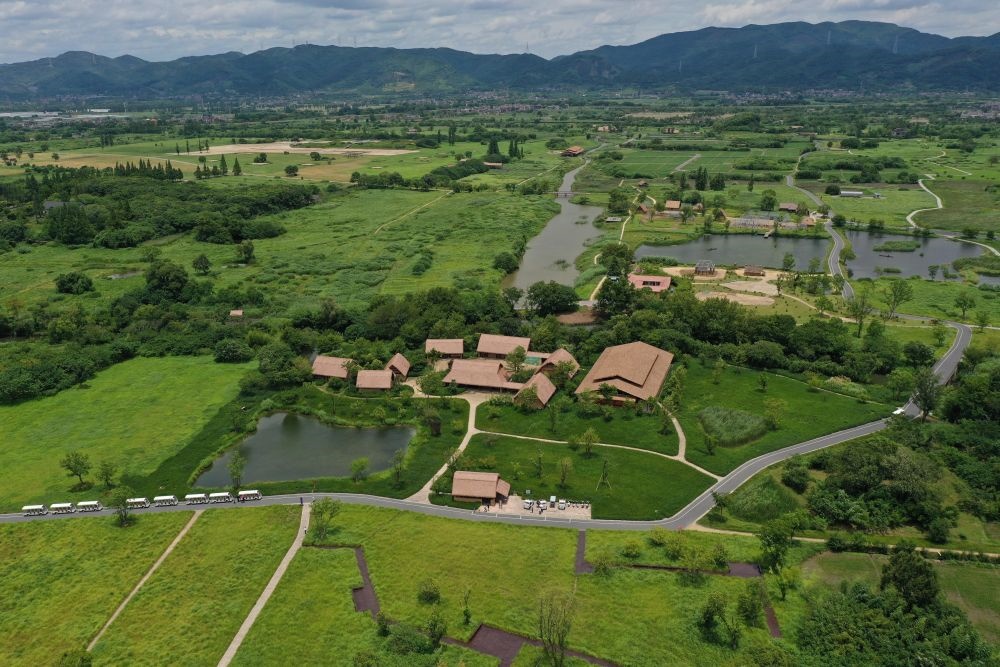 這是在浙江省杭州市余杭區(qū)拍攝的良渚古城遺址公園（2022年7月6日攝，無(wú)人機(jī)照片）。新華社記者 黃宗治 攝