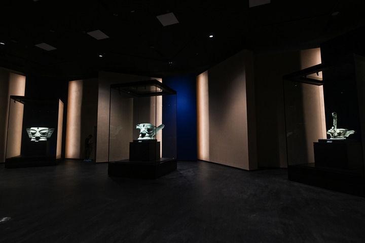 7月26日在三星堆博物館新館拍攝的展品。新華社記者 王曦 攝