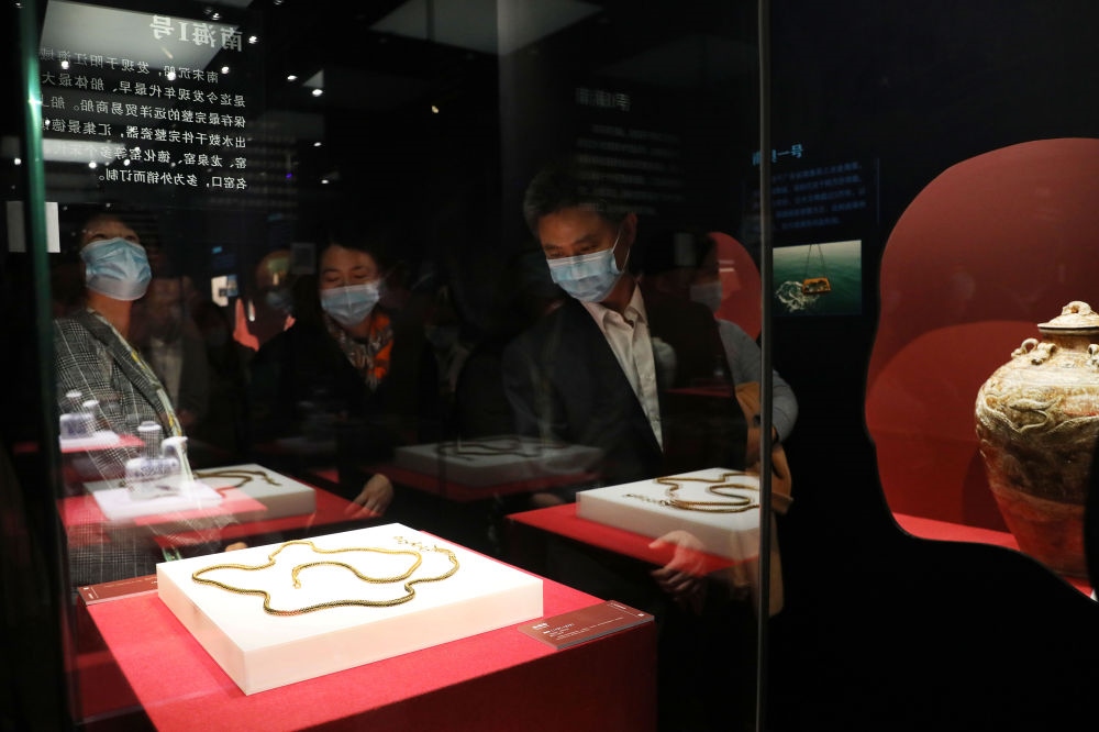參觀者在上海臨港新城的中國(guó)航海博物館航海文物展上的“南海一號(hào)”出水的宋代金項(xiàng)飾展柜前駐足觀看（2020年12月28日攝）。新華社記者 方喆 攝