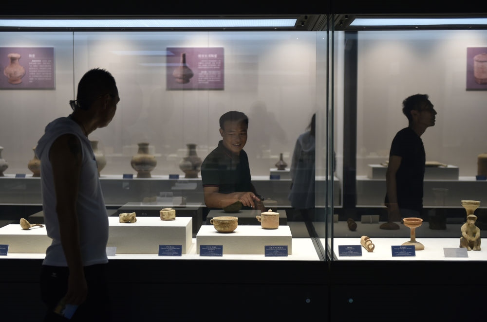 游人在廣西合浦縣漢代文化博物館內(nèi)參觀（2019年5月24日攝）。新華社記者 魯鵬 攝