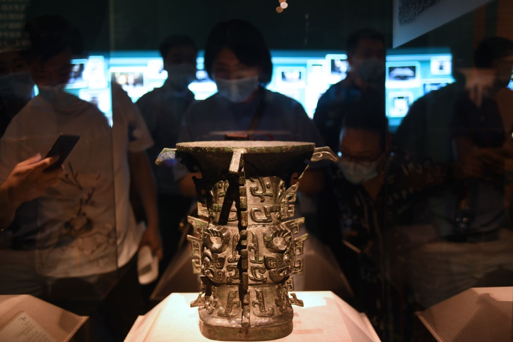 觀眾在北京中國(guó)國(guó)家博物館“宅茲中國(guó)——寶雞出土青銅器與金文精華”展上參觀西周早期禮器何尊（2020年8月14日攝）。新華社記者 金良快 攝