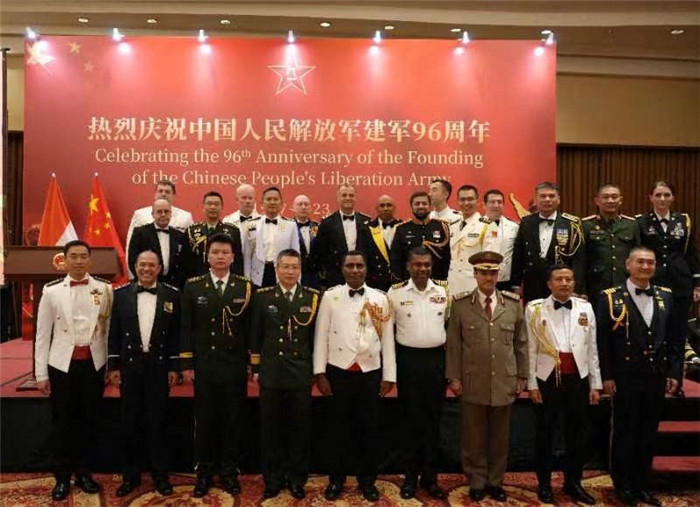 圖為徐勝武官與參加招待會的各國武官、武官處代表合影。中國駐印度尼西亞使館供圖