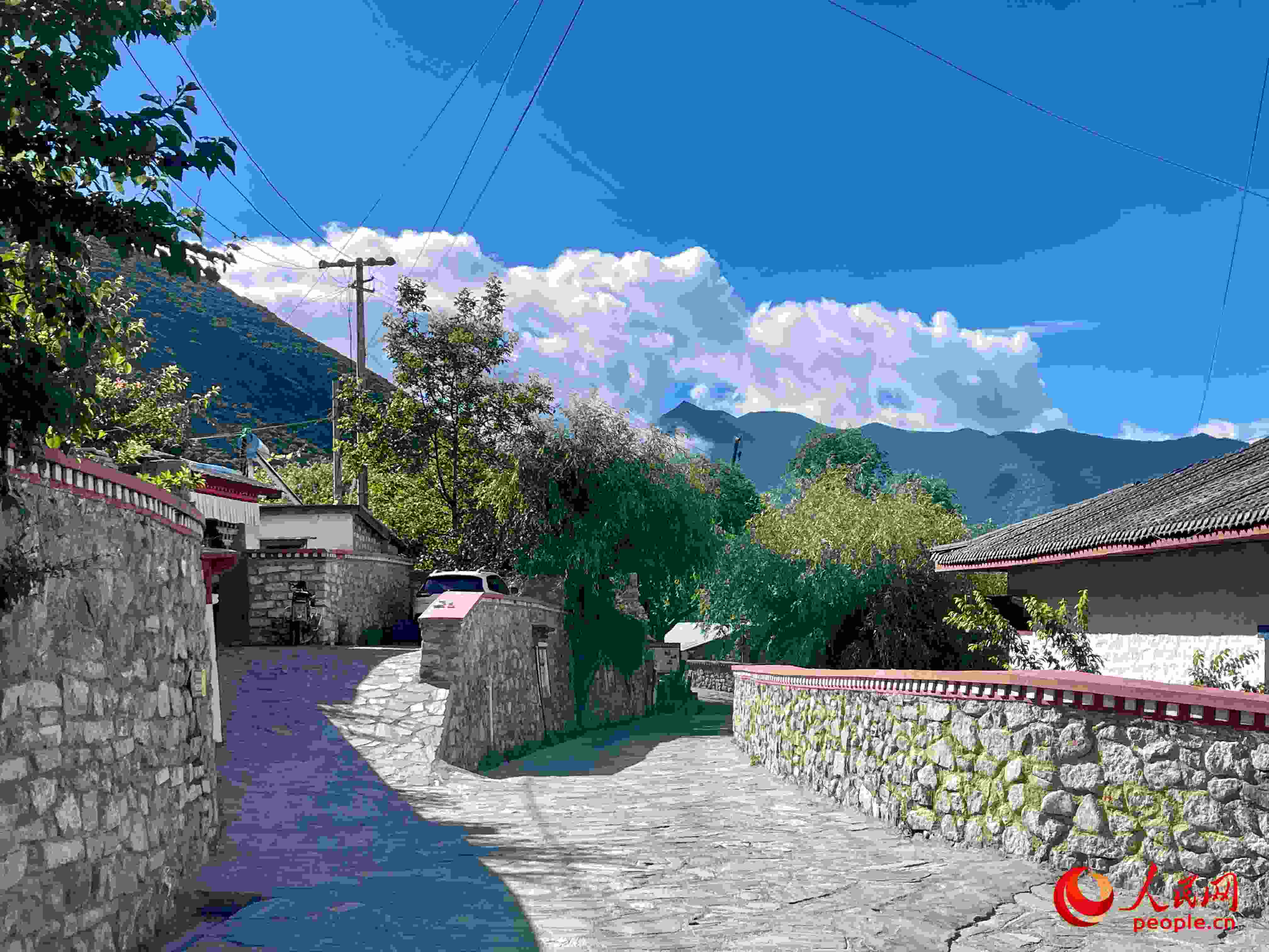 嘎拉村的村貌。人民網(wǎng) 周靜圓攝