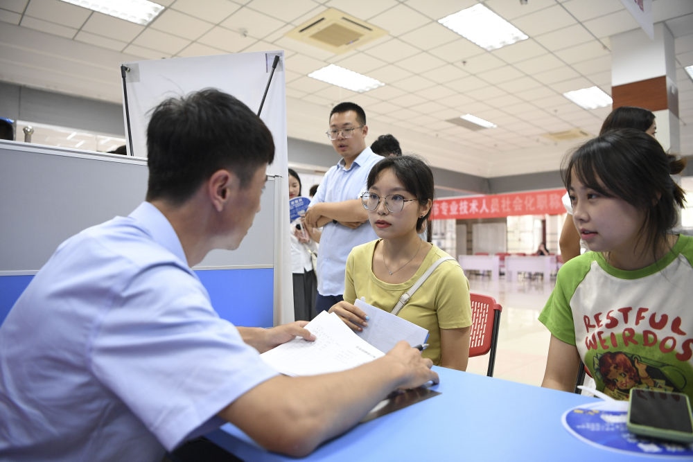 2023年7月29日，“揚(yáng)就業(yè)之帆，啟夢(mèng)想之旅”2023年寧夏（銀川）離校未就業(yè)高校畢業(yè)生招聘會(huì)在寧夏（銀川）人力資源服務(wù)產(chǎn)業(yè)園舉行。求職者（右）在招聘會(huì)現(xiàn)場(chǎng)與用人單位交流。新華社記者 馮開華 攝
