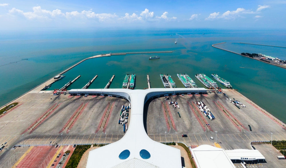 廣東省湛江市徐聞港風(fēng)光（2023年5月26日攝，無人機(jī)照片）。徐聞港是瓊州海峽北岸最主要的客貨運(yùn)輸港口，是連接粵港澳大灣區(qū)與海南自由貿(mào)易港的重要港口。新華社記者 鄧華 攝