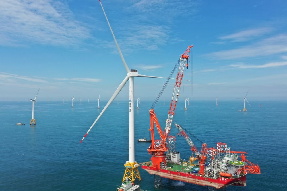 2023年6月28日拍攝的全球首臺(tái)16兆瓦海上風(fēng)電機(jī)組吊裝現(xiàn)場(chǎng)（無人機(jī)照片）。新華社記者 林善傳 攝
