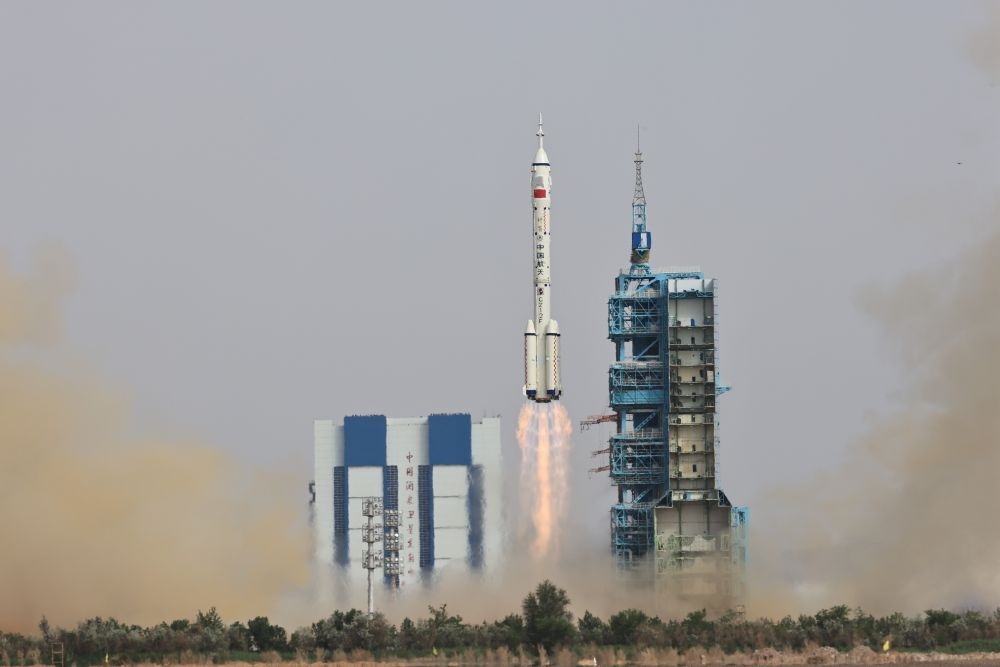 2023年5月30日，搭載神舟十六號(hào)載人飛船的長(zhǎng)征二號(hào)F遙十六運(yùn)載火箭在酒泉衛(wèi)星發(fā)射中心點(diǎn)火發(fā)射。新華社記者 李剛 攝