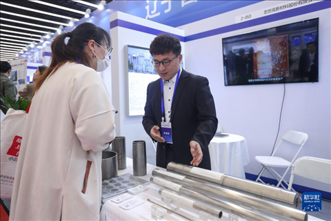4月8日，參展商在2023中國中小企業(yè)發(fā)展大會“專精特新”中小企業(yè)展覽會上向觀眾介紹產(chǎn)品。新華社記者 龍雷 攝