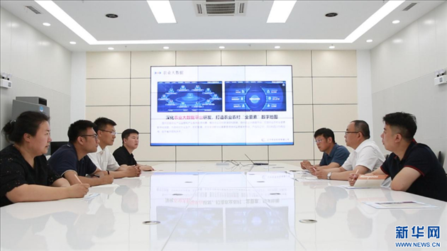 相關(guān)部門工作人員來到遼寧牧龍科技有限公司，了解企業(yè)訴求。新華網(wǎng)丁成玉攝