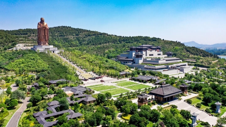 這是2023年6月8日拍攝的山東省曲阜市尼山圣境（無(wú)人機(jī)照片）。新華社記者 郭緒雷 攝